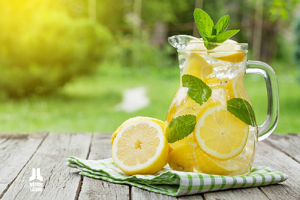 ¿Beber El agua con limón es buena o es un mito?